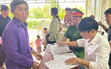 Một xã hoàn thành phát tiền quà Quốc khánh 2-9, người dân cười tươi như được mùa