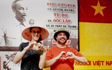 Cặp đôi nước ngoài đến Hà Nội xem diễu binh 2-9: 'Chúng tôi yêu tinh thần Việt Nam'