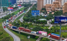 Cửa ngõ, bến xe TP.HCM ùn ùn xe cộ ngày đầu lễ 2-9