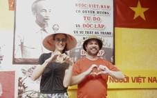 Cặp đôi nước ngoài đến Hà Nội xem diễu binh 2-9: 'Chúng tôi yêu tinh thần Việt Nam'