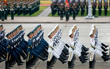 Hình ảnh quân nhân Nga, Trung Quốc, Lào, Campuchia sải bước trên quảng trường Ba Đình