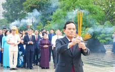 Lãnh đạo TP.HCM dâng hương Chủ tịch Hồ Chí Minh, Chủ tịch Tôn Đức Thắng