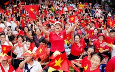 Yêu quá cảnh đón sinh nhật, chia nhau miếng xôi khi đu 'concert quốc gia'