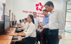 Làm việc xuyên đêm, không có ngày nghỉ để chi 100.000 đồng quà tặng lễ 2-9 cho dân
