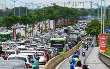Đường tới trung tâm triển lãm quốc gia tắc hàng cây số, hàng vạn người nhích từng chút