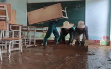Nhà trường dọn hàng trăm mét khối đất đá sau mưa lũ, chuẩn bị năm học mới