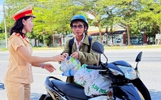 Cảnh sát giao thông phát nước, bánh, sữa cho người dân về quê nghỉ lễ