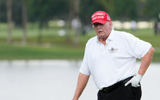 Ông Trump bị bắt gặp đi chơi golf giữa tin đồn ông đã qua đời