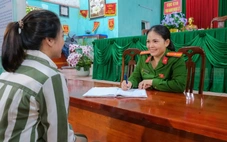 Niềm vui của cán bộ quản giáo khi phạm nhân được đặc xá