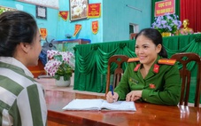 Niềm vui của cán bộ quản giáo khi phạm nhân được đặc xá