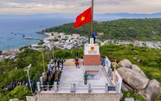 Thượng cờ Tổ quốc trên xã đảo chào mừng kỷ niệm 80 năm Quốc khánh