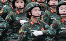 Ánh mắt cậu con trai dõi theo mẹ diễu binh A80 khiến cộng đồng mạng nghẹn ngào
