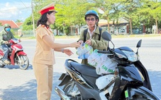 Cảnh sát giao thông phát nước, bánh, sữa cho người dân về quê nghỉ lễ