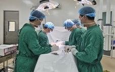 Người đàn ông bị xe tải cán bụng, nhiều tạng dập nát đang hồi phục ngoạn mục