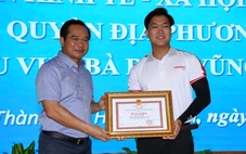 Chủ tịch UBND TP.HCM Nguyễn Văn Được tuyên dương thanh niên cứu bé gái ngạt nước hồ bơi