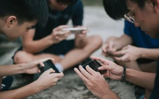 Trẻ em 'nghiện' điện thoại - Kỳ 1: Để trẻ xài điện thoại cho "đỡ quậy"?