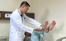 Chồng đột quỵ, vợ xem mạng xã hội chích máu đầu ngón tay dẫn đến nguy kịch