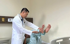 Chồng đột quỵ, vợ xem mạng xã hội chích máu đầu ngón tay dẫn đến nguy kịch