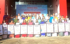Phường Xuân Hoà tặng bản đồ hành chính TP.HCM cho các trường học