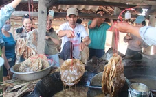 Đi ăn bánh tráng nhúng đường