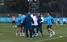 HLV và cầu thủ Marseille đánh nhau trên sân tập