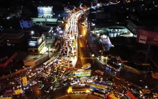 Hình ảnh kẹt xe kéo dài trong mưa dông ở TP.HCM