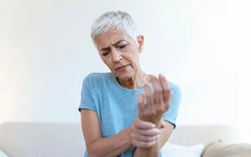 Xoa bóp bằng tỏi, dầu dừa, nghệ, tiêu đen có chữa được viêm khớp?