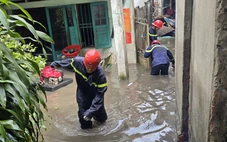 Dùng máy bơm hút nước 'cứu' 50 hộ dân ở phường Tam Bình bị ngập nặng sau mưa lớn