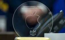 CEO Apple tặng quà đặc biệt cho ông Trump, được miễn thuế 100% nhờ cam kết sản xuất tại Mỹ