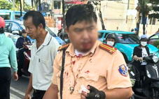 Đang làm nhiệm vụ, trung tá cảnh sát giao thông bị người đàn ông nước ngoài đấm vào miệng