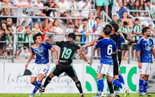 Đánh nhau trên sân, cầu thủ của Real Betis FC đấm nhầm đồng đội