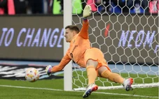 Barcelona tước băng đội trưởng của thủ môn Ter Stegen vì tranh chấp y tế