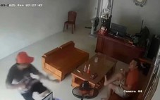 Bị chém lìa tay trái khi đang ngồi hút thuốc ở nhà