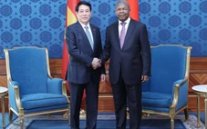Việt Nam và Angola ký nhiều văn kiện, đặt mục tiêu 1 tỉ USD thương mại song phương