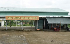 Chợ xã nằm ngay tỉnh lộ vắng tanh, được biến thành chợ phiên tháng họp 2 lần