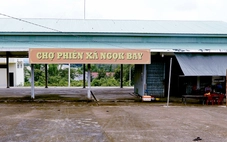 Chợ xã nằm ngay tỉnh lộ vắng tanh, được biến thành chợ phiên tháng họp 2 lần
