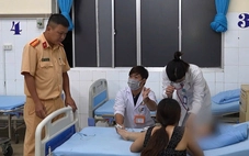 Cảnh sát giao thông tại Đà Lạt đưa cháu bé bị co giật đi cấp cứu
