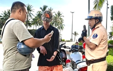 Tạm giữ hình sự thanh niên Nga say xỉn đấm vào miệng CSGT tại Nha Trang