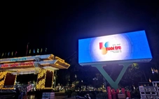 Logo kỷ niệm 50 năm thành lập báo Tuổi Trẻ xuất hiện khắp các tuyến đường lớn miền Tây