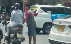 Làm rõ tài xế xe công nghệ rút chìa khóa xe máy của cô gái rồi bỏ đi ở Hồ Con Rùa