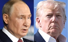 Ông Trump 'kéo ghế ngồi giữa hai làn đạn'