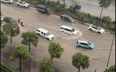 Hà Nội điều chỉnh giao thông để lắp đặt hệ thống thoát nước đường Võ Chí Công 'vừa mưa đã ngập'