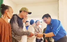 Tuổi trẻ TP.HCM trao quà hỗ trợ bà con vùng lũ xứ Nghệ