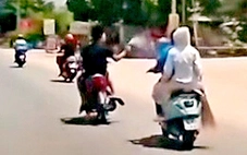 Công an xử lý nhóm đi xe không biển số, xịt hơi cay vào người đi đường từ clip trên mạng
