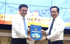 Trao quyết định phê chuẩn phó chủ tịch UBND TP.HCM cho ông Nguyễn Mạnh Cường