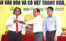 Thanh Hóa tặng Cà Mau trống đồng và kiếm mạ vàng