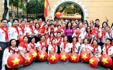 Cảm xúc vỡ òa khi kiều bào lần đầu diễu hành qua quảng trường Ba Đình lịch sử