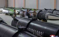 Ông Kim Jong Un thị sát nhà máy tên lửa mới, phô trương sức mạnh quân sự