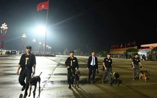 Xem cảnh sát sử dụng chó nghiệp vụ kiểm tra vật liệu nổ, bảo vệ an ninh trật tự A80