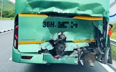 Xe tải tông đuôi xe khách trên cao tốc Vân Phong - Nha Trang